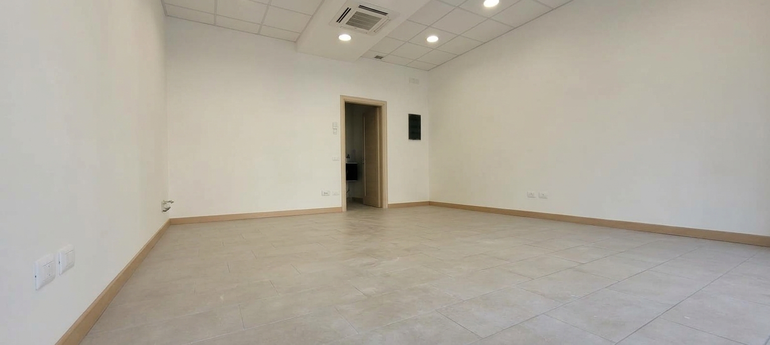 Sala principale ufficio con climatizzatore a soffitto