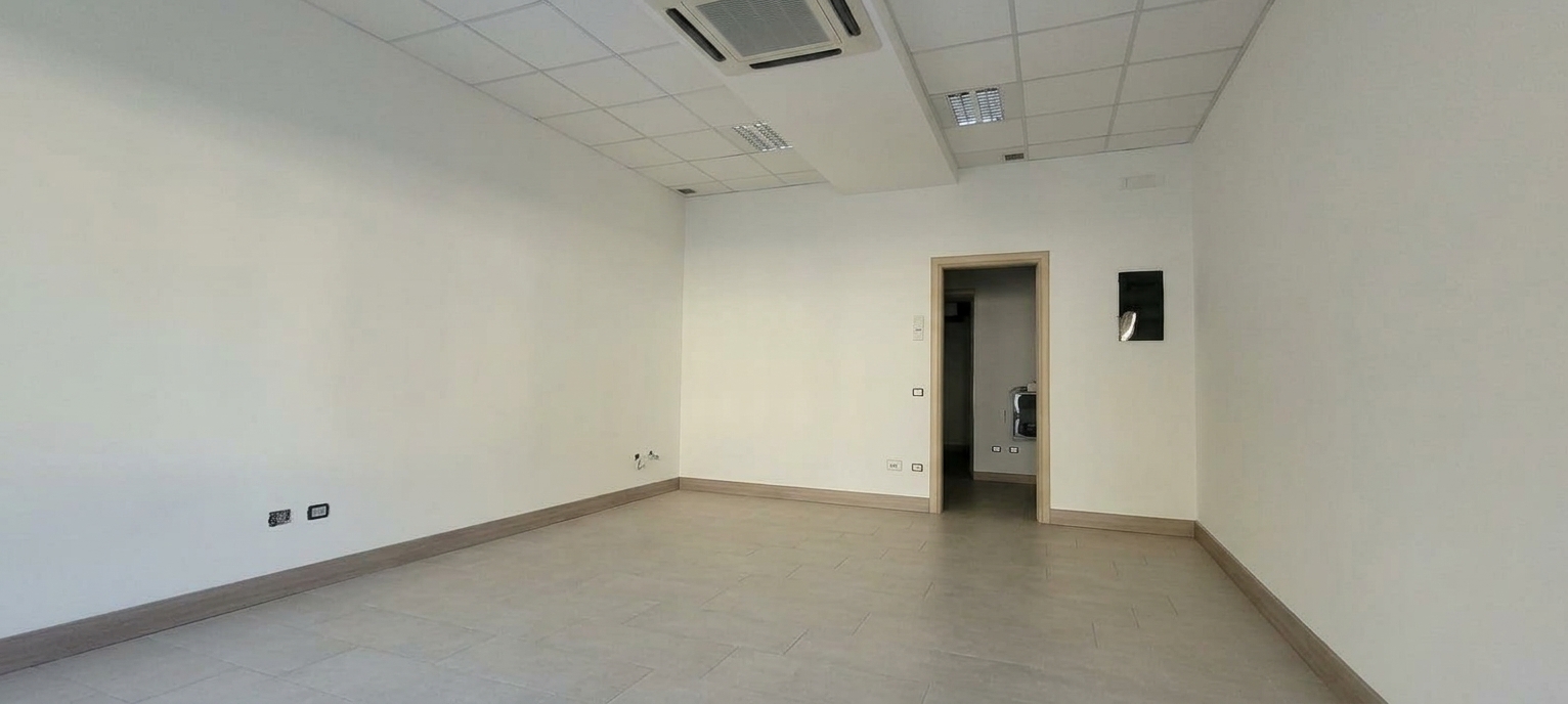 Sala principale ufficio, vista verso il disimpegno