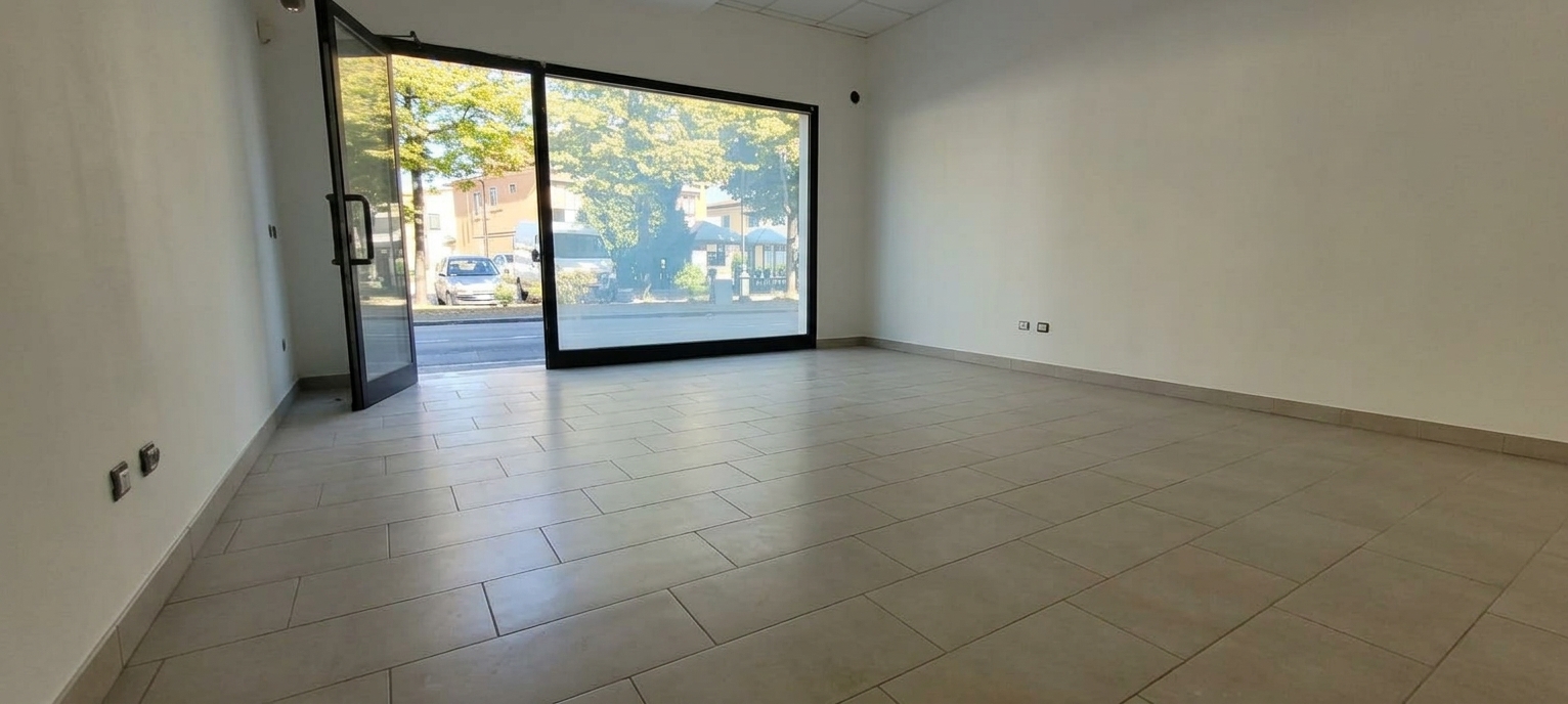 Sala principale dell'ufficio con vetrata fronte strada, Villafranca Padovana