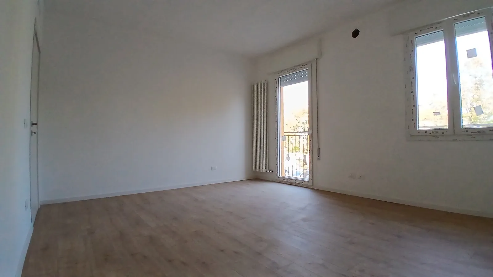 Soggiorno con portafinestra e balcone